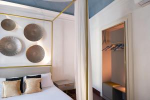 A bed or beds in a room at Scene Suites Apartments