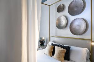 A bed or beds in a room at Scene Suites Apartments