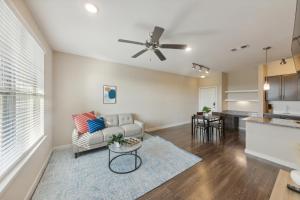 Ruang duduk di Cullen 8206 I New Construction 1bd Apt I Gated