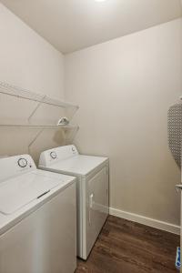 Katil atau katil-katil dalam bilik di Cullen 8206 I New Construction 1bd Apt I Gated