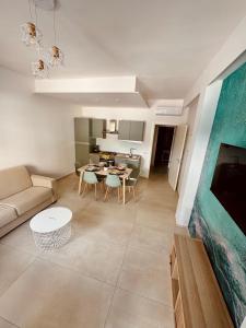 ein Wohnzimmer mit Sofa und Tisch in der Unterkunft MSApartments in Marina di Ragusa