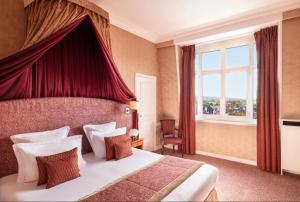 Кровать или кровати в номере Hôtel Barrière Le Royal Deauville