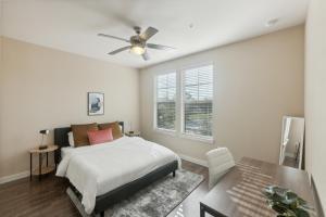 Katil atau katil-katil dalam bilik di Cullen 8206 I New Construction 1bd Apt I Gated