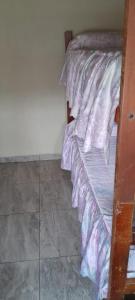 una camera da letto con un letto con lenzuola viola sopra di Casa Quequén a Quequén