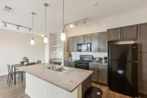 Dapur atau dapur kecil di Cullen 8206 I New Construction 1bd Apt I Gated