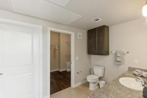 Bilik mandi di Cullen 8206 I New Construction 1bd Apt I Gated +13 gambar