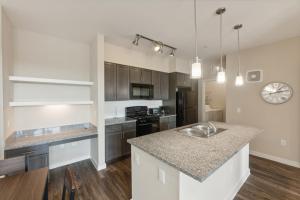 Dapur atau dapur kecil di Cullen 8206 I New Construction 1bd Apt I Gated