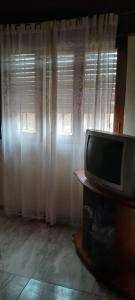 un soggiorno con TV e finestra di Casa Quequén a Quequén