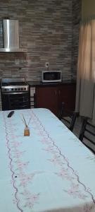 un tavolo in una cucina con una tovaglia bianca di Casa Quequén a Quequén