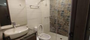 Koupelna v ubytování Bonito Apartamento Amoblado en la Mejor Zona + 34 fotografií