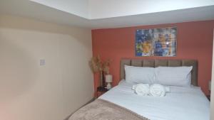 a bedroom with a bed with white pillows at Large Studio for Contractors, Families, Relocation Near New Cross Hospital in Monmore Green