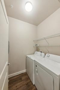 Cullen 6103 I New Construction 1bd Apt I Gated的一间浴室