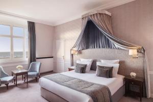 Кровать или кровати в номере Hôtel Barrière Le Royal Deauville