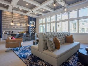 Cullen 6103 I New Construction 1bd Apt I Gated的休息区