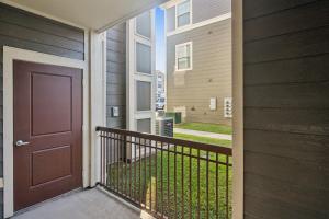 休斯顿Cullen 6103 I New Construction 1bd Apt I Gated的带阳台的房屋的前门