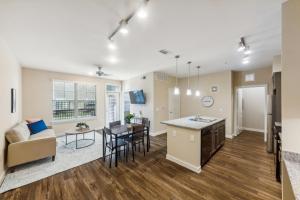 休斯顿Cullen 6103 I New Construction 1bd Apt I Gated的配有桌子和沙发的厨房和客厅 更多13张照片