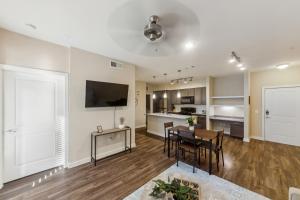 Cullen 6103 I New Construction 1bd Apt I Gated的厨房或小厨房