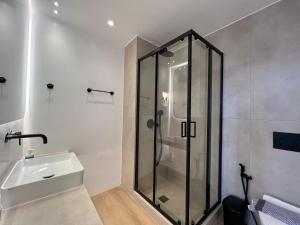 Bilik mandi di BlueMotion - CruiseNest Complex