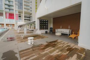 a building with a swimming pool and a building with a tub at Yoo Panamá by Boutique Apartments in Panama City