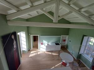 TV a/nebo společenská místnost v ubytování Santo Stefano Loft Abside Vicoforte