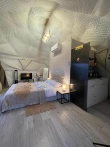 Postel nebo postele na pokoji v ubytování lakeviewglamp