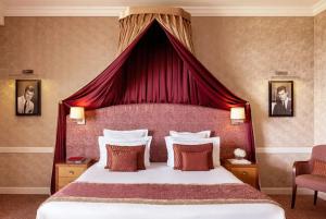 Кровать или кровати в номере Hôtel Barrière Le Royal Deauville