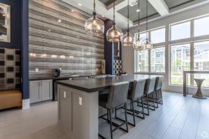 Dapur atau dapur kecil di Cullen 8206 I New Construction 1bd Apt I Gated