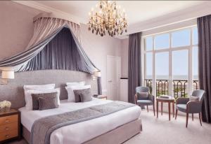 Кровать или кровати в номере Hôtel Barrière Le Royal Deauville
