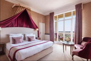 Кровать или кровати в номере Hôtel Barrière Le Royal Deauville