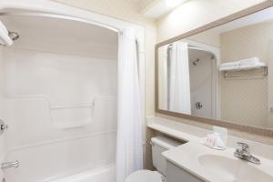 Koupelna v ubytování Days Inn by Wyndham Utica