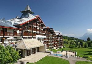 タナンジュにあるAppartement PRAZ DE LYS TMBの山の中に大きな建物を持つホテル