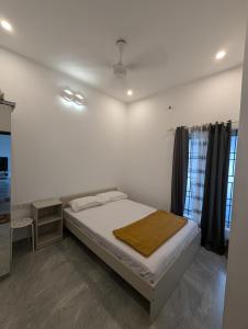 Un pat sau paturi într-o cameră la 3 BHK Private Villa - Private Swimming Pool - Free Wifi - DTH Television - No Alcohol Zone