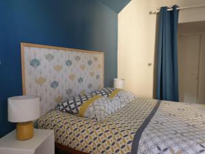 Postel nebo postele na pokoji v ubytování Appartement duplex avec terrasse en coeur de ville