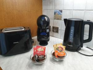 Příslušenství pro přípravu čaje a kávy v ubytování Appartement duplex avec terrasse en coeur de ville