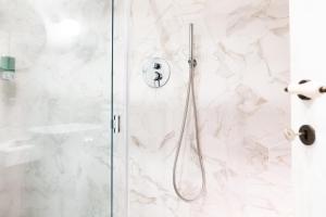 A bathroom at Scene Suites Apartments