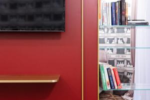 A television and/or entertainment centre at Scene Suites Apartments