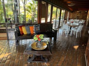 Khu vực ghế ngồi tại Vido Lodge and Conference Centre