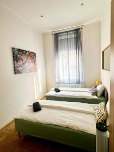 Double Treat Central 2BR Apt with Flexible Bedding by NeWave Apartments 1072 Budapest, Akácfa utca 11 kép - 2