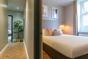 Giường trong phòng chung tại Hy Lytham St Anne's +43 ảnh