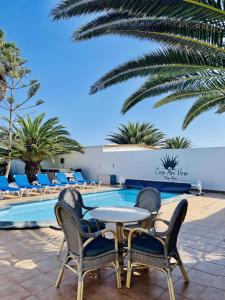 a table and chairs next to a swimming pool at Villa Casa Aloe Vera in Playa Blanca