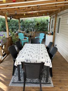 ein Tisch und Stühle auf einer Terrasse in der Unterkunft Camping Del Mar 264, Mobile Home Excellence, 3 chambres, 6 personnes, 2 Salles de Bain, bord de mer in Argelès-sur-Mer