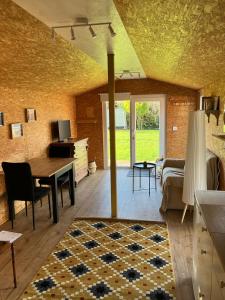 AuvernierLE PIVERT, chalet confortable avec jardin à 100m du lac的相册照片