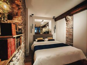 a bedroom with two beds and a brick wall at Stilvolle Suite im Herzen von Landau in Landau in der Pfalz