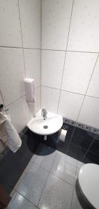 Ένα μπάνιο στο Apartament Chłodna 14