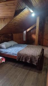 Un pat sau paturi într-o cameră la Casa da Cíntia