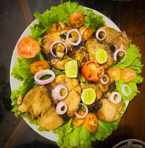 ウェリガマにあるWeligama Imal Guest Houseの食べ物の皿と食べ物の皿 +42枚の写真