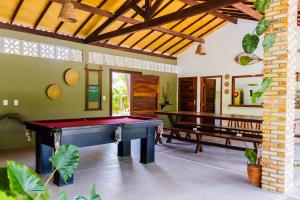 a pool table in a room with a ping pong ball at Casa agradável no sossego de BG: até 18 pessoas in Barra Grande