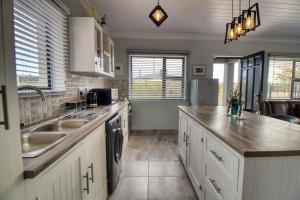 Kuchyň nebo kuchyňský kout v ubytování Blessed at Bay Spekboom self catering cottage