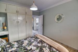 Postel nebo postele na pokoji v ubytování Blessed at Bay Spekboom self catering cottage