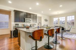 Η κουζίνα ή μικρή κουζίνα στο Centrally Located Home in Fredericksburg!